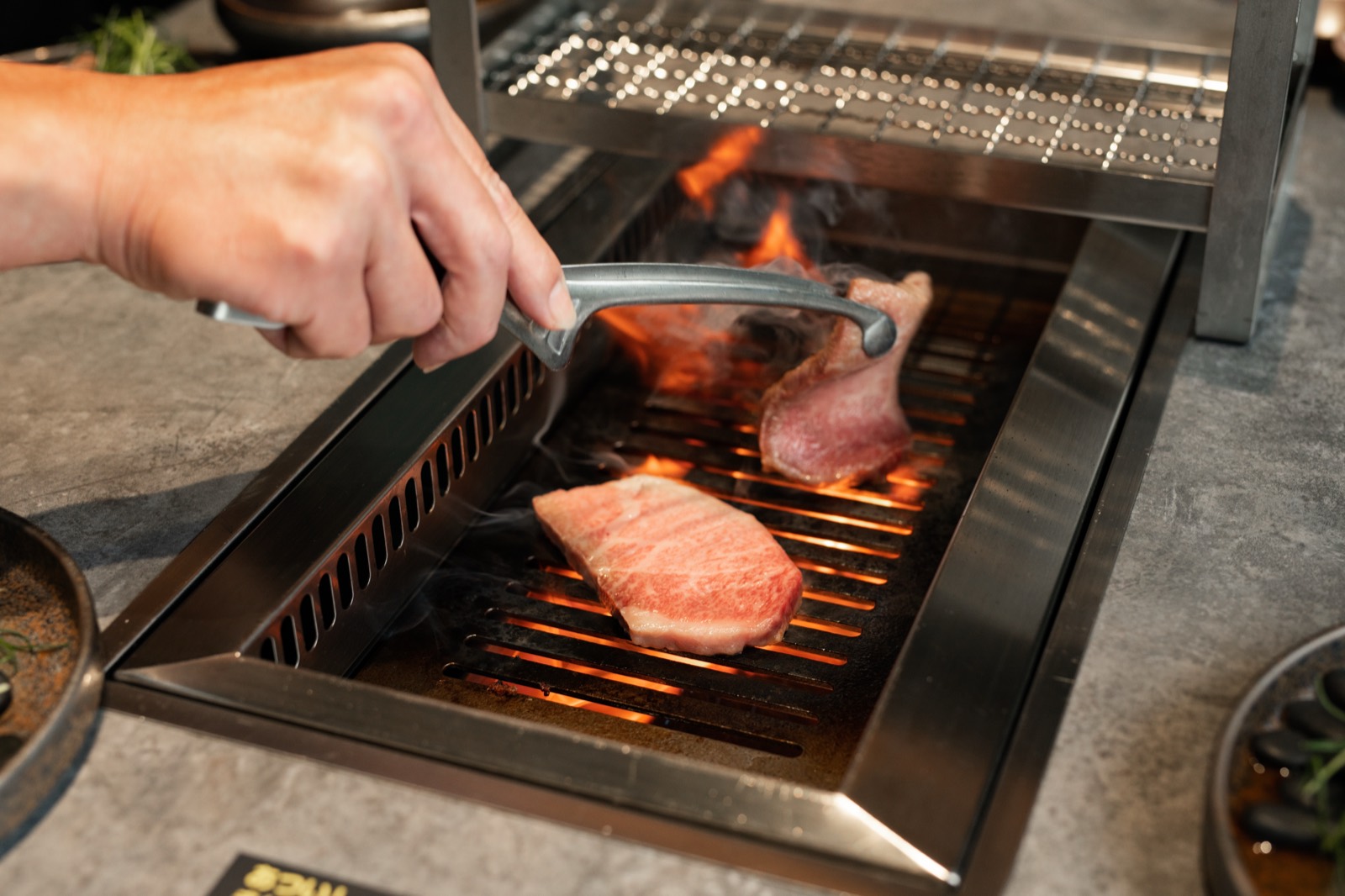 無煙ロースターで極上和牛を焼き上げる
