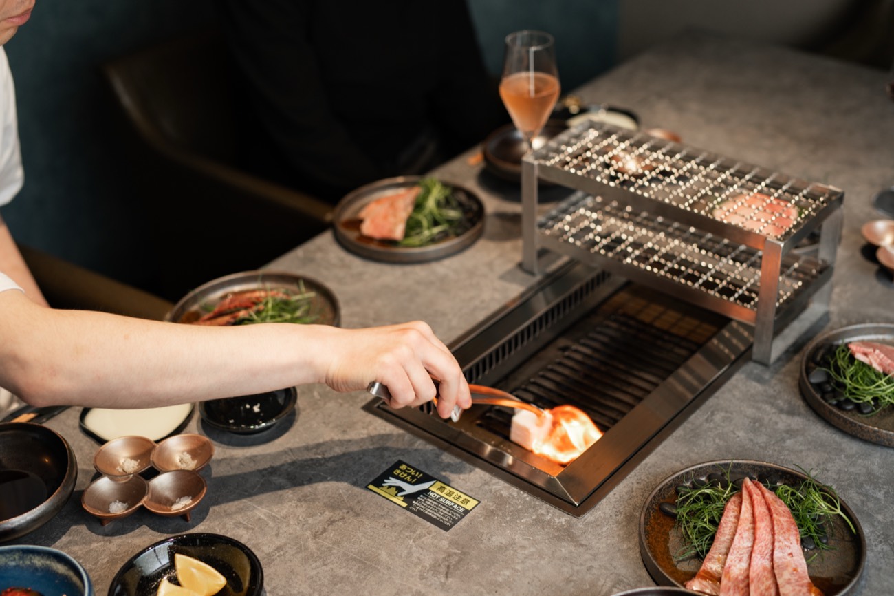 櫓のある焼肉の卓